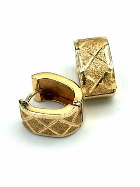 Vintage Coleman Co. Solid 14K Gold Textured Reversible Huggie Hoop Earrings